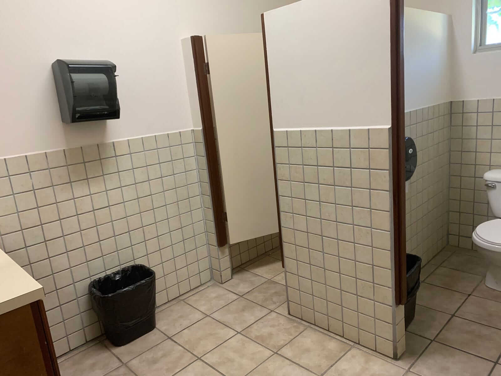 11-Office-Coney-Dr-BZ 3000 SqFt Commercial Space for Rent on Coney Drive in Belize City